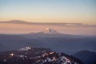 雪山日出壮丽美景