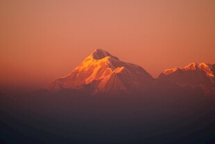 夕阳下的壮丽雪山