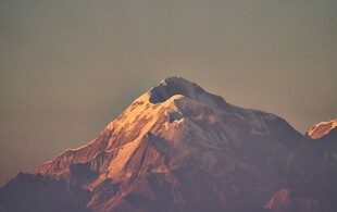 壮丽山峰日出景象
