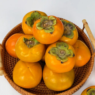 竹篮中的新鲜柿子