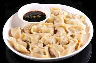 美味饺子配蘸料