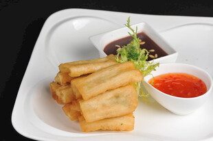 美味炸春卷配双蘸酱