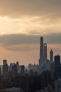 黄昏下的繁华都市天际线