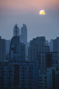 城市黄昏时的落日景观