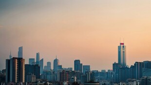 黄昏下的繁华都市天际线