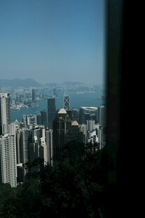 俯瞰城市天际线与海景
