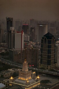 沙尘笼罩下的城市景观