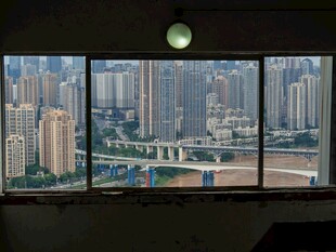 室内望窗外繁华都市景观
