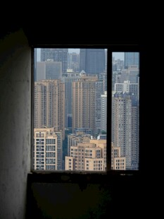 透过窗户看城市高楼