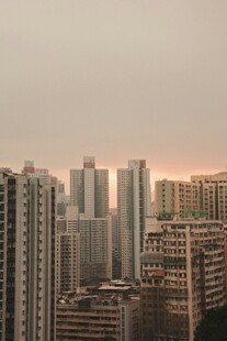 黄昏下的城市高楼景观