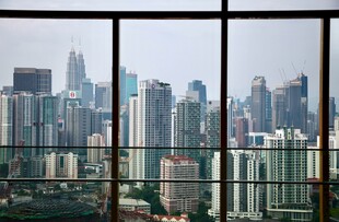 城市高楼景观窗外视角
