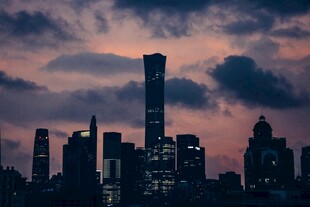 城市黄昏天际线剪影