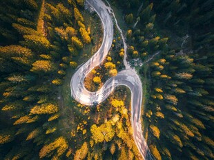 山间蜿蜒公路秋日美景