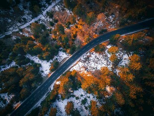 秋日蜿蜒公路航拍美景