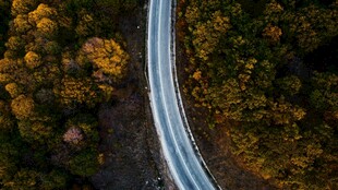 秋日蜿蜒公路鸟瞰美景