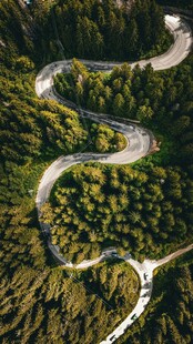 蜿蜒山路穿梭于葱郁山林