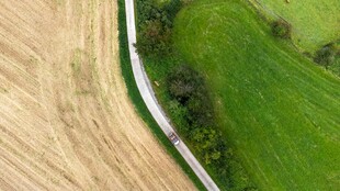 田野间蜿蜒的公路