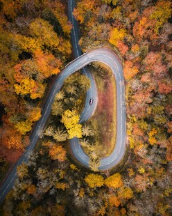 秋日蜿蜒公路俯瞰美景