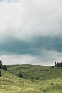 草原绿野上的阴沉天空