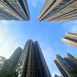 仰视林立高楼