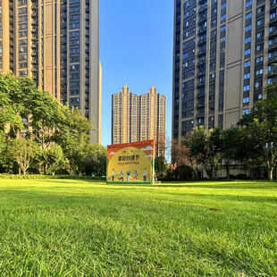 城市绿地旁的高楼景观