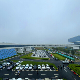 工厂外停车场停放多辆汽车