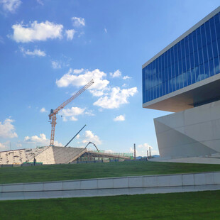 现代建筑与施工场景