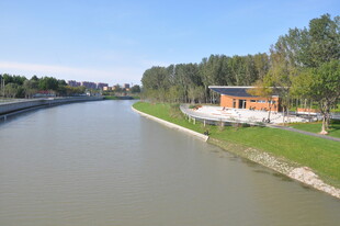 北京坝河河畔风光小屋静立