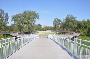 北京坝河户外白色步道与周边景致