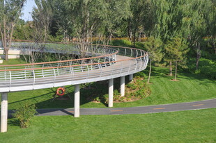 北京坝河户外环形景观步行桥