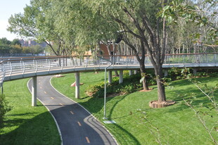 北京坝城市公园中的优美步道景观