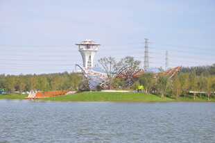 湖畔观景塔与周边风光