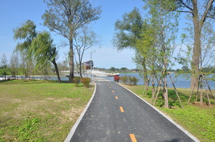 湖畔蜿蜒的休闲骑行小路