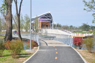 北京朝阳坝河景观桥与步道