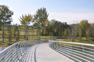 河畔金属桥旁的秋日小径