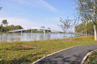 北京朝阳坝河景观湖畔小路美景