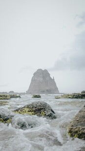 海浪拍岸中的孤耸岩石