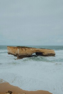海上孤立岩石景观