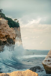 海浪拍击悬崖壮丽景观