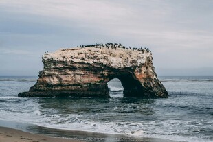 海边奇特拱形岩石景观