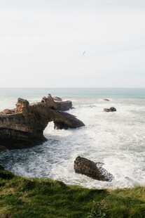 海边礁石与翻涌海浪景色