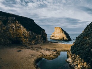 海岸边的岩石与潺潺溪流