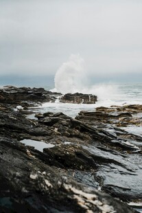 海浪拍打嶙峋礁石