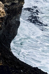 海浪拍击黑色崖岸