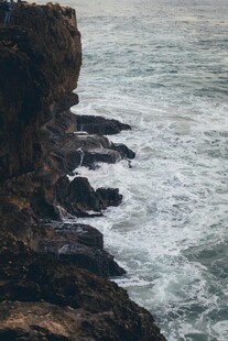 海岸边汹涌海浪拍击礁石