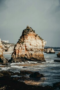 海边嶙峋礁石景观