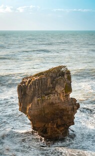 海边孤石