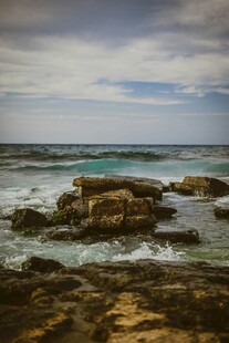 海边礁石与翻涌海浪景象