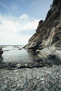 海岸边嶙峋岩石与水域