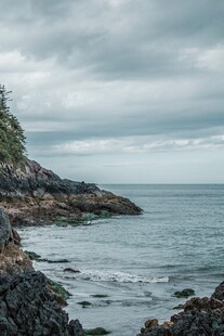 海岸边的宁静海景